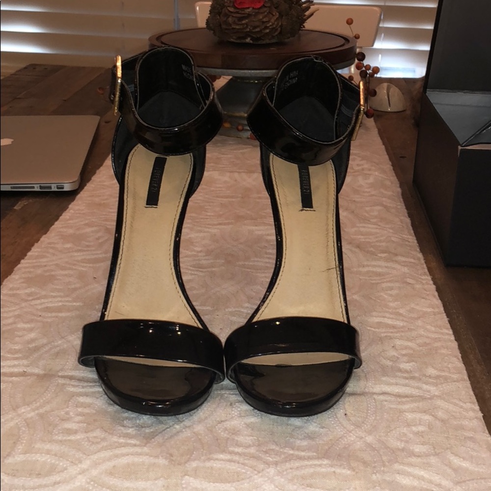 BLACK ANKLE STRAP HEELS